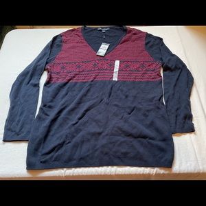 Women’s Tommy Hilfiger V neck navy sweater. Size XXL